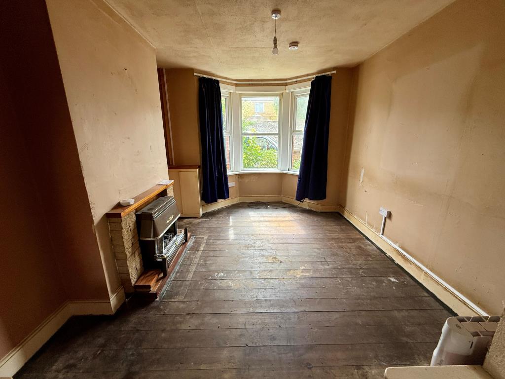 Lot: 35 - THREE-BEDROOM TERRACE HOUSE FOR REFURBISHMENT - Living room with bay window